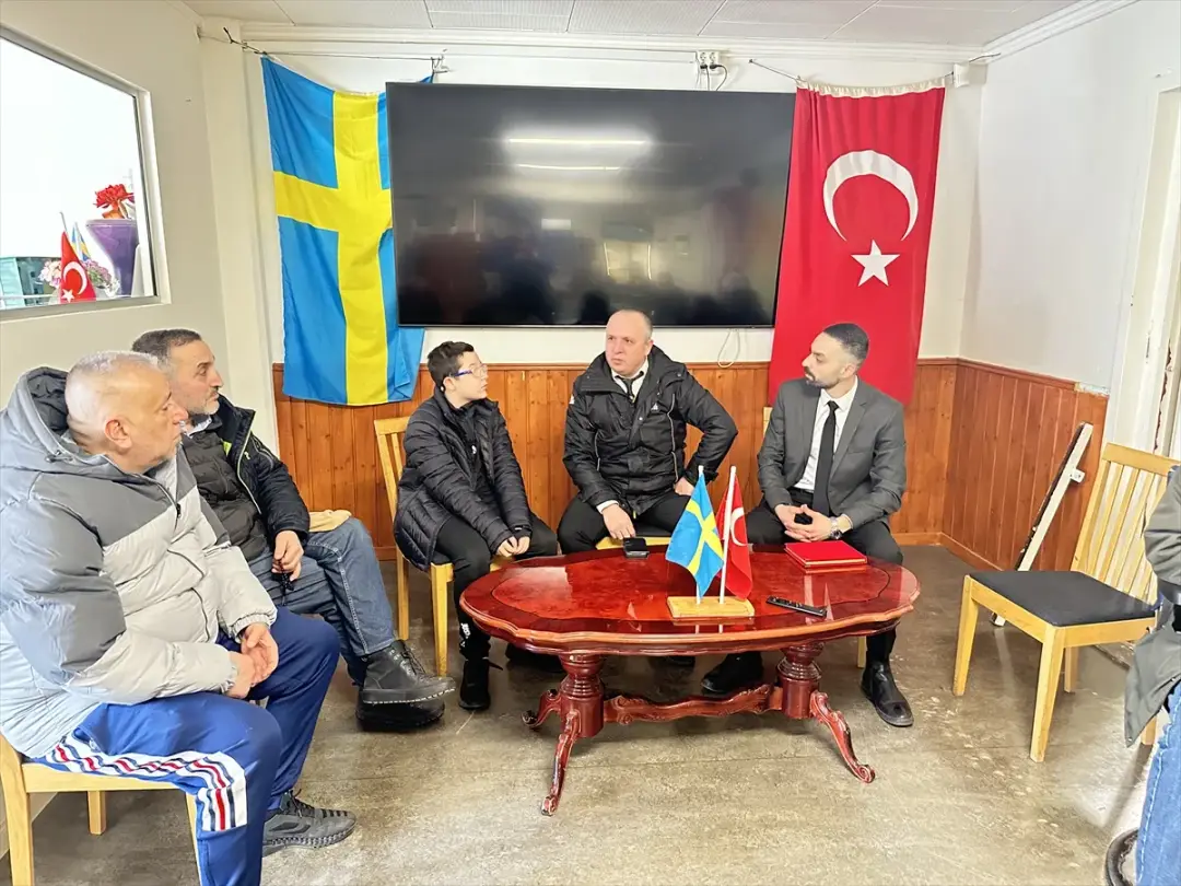 Komşularını yangından kurtaran Türk baba ile oğlu sosyal medyada "kahraman" ilan edildi