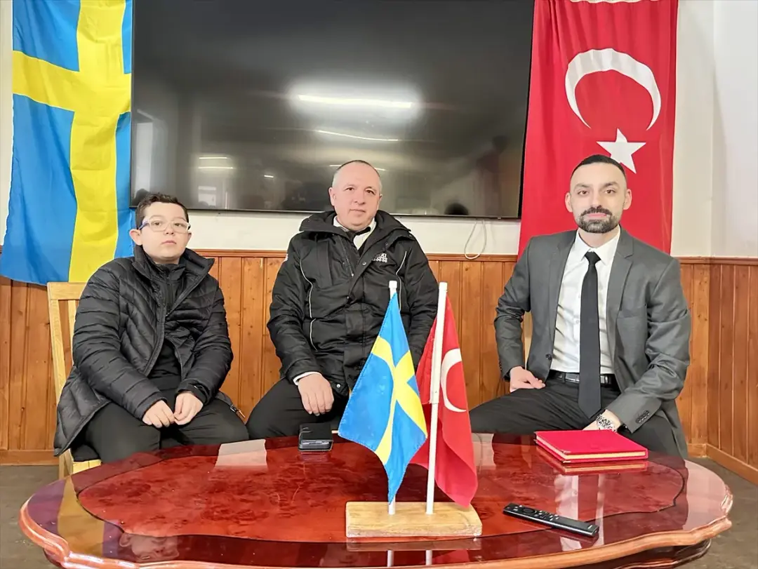 Komşularını yangından kurtaran Türk baba ile oğlu sosyal medyada "kahraman" ilan edildi