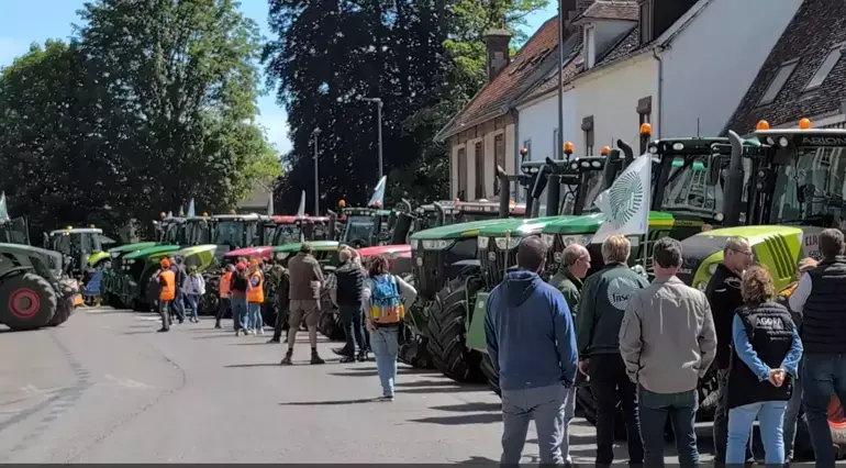 Fransa’da çiftçiler otoyolu trafiğe kapattılar!