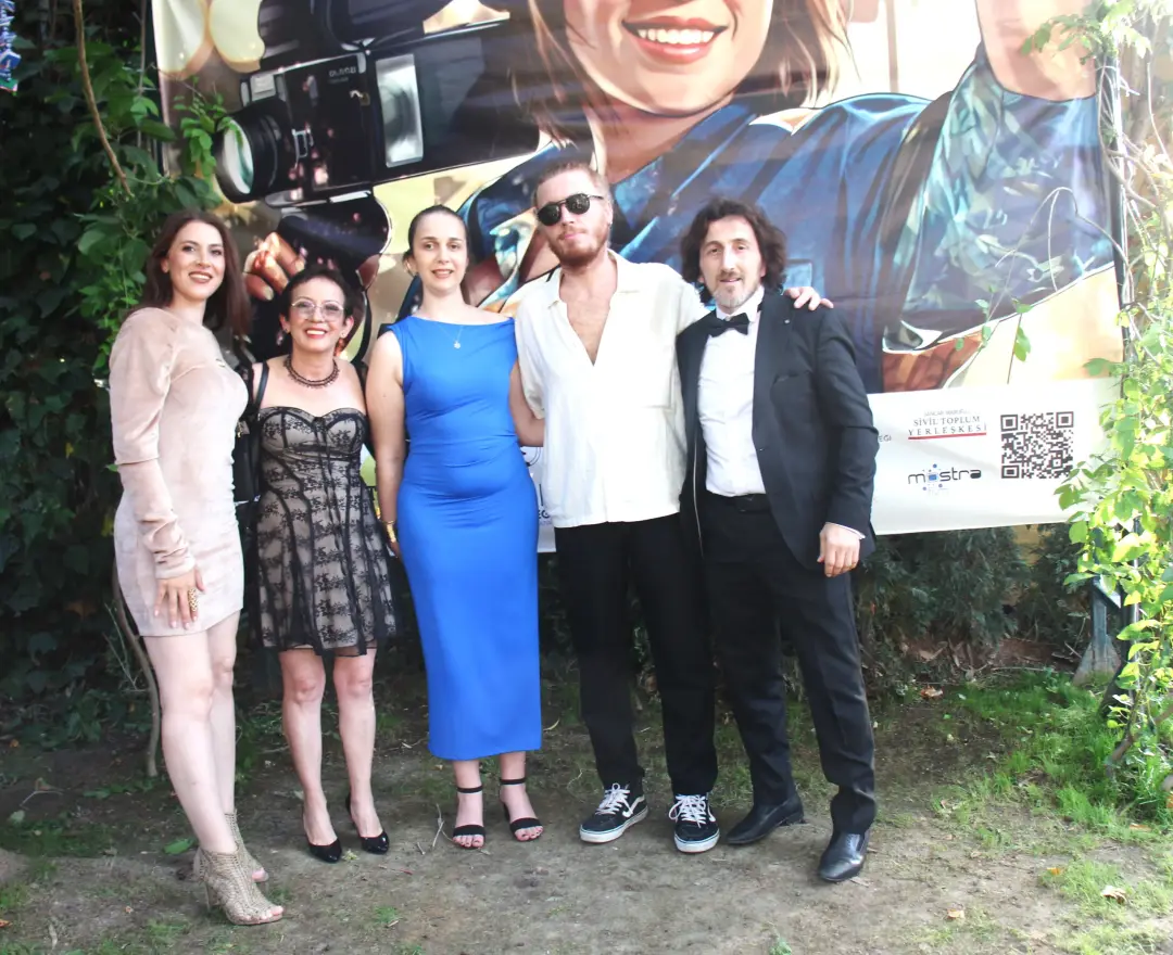 İzmir’de “Bana Maviyi Anlat” Filmi Ayakta Alkışlandı!