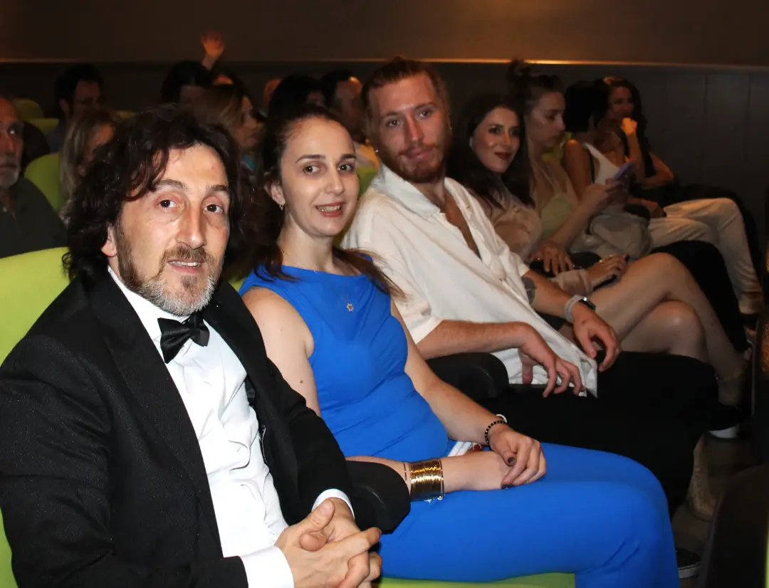 İzmir’de “Bana Maviyi Anlat” Filmi Ayakta Alkışlandı!