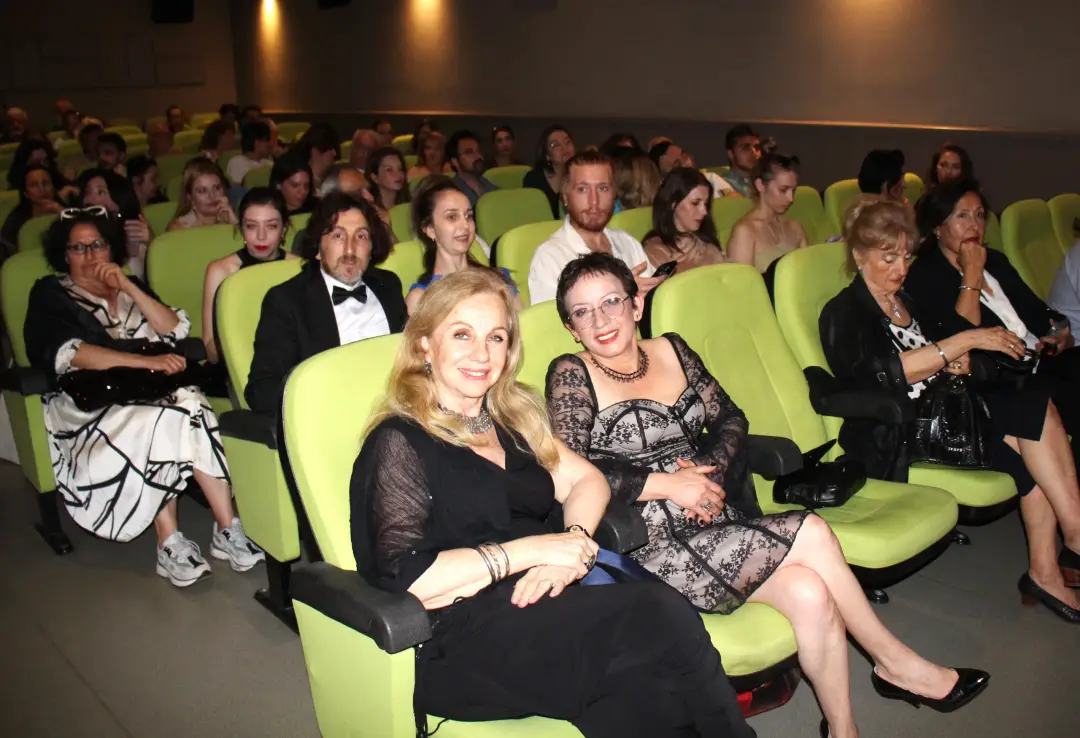 İzmir’de “Bana Maviyi Anlat” Filmi Ayakta Alkışlandı!