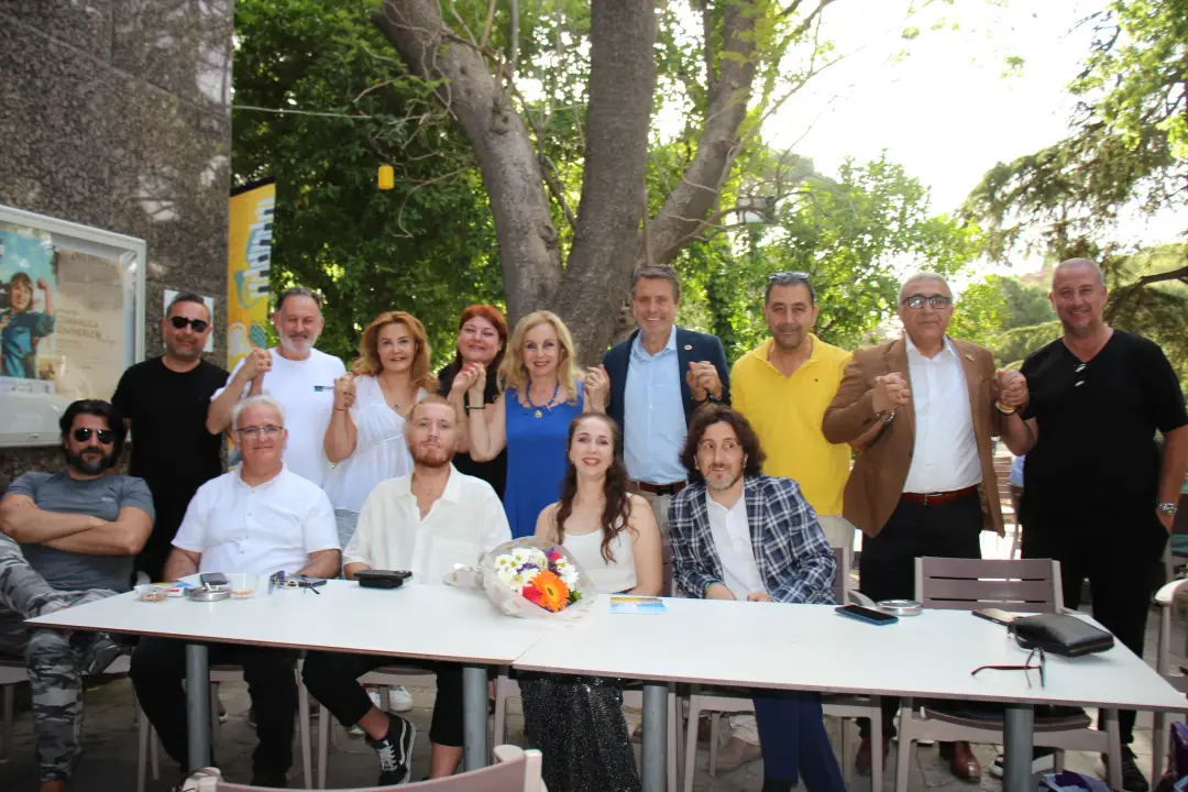 İzmir’de “Bana Maviyi Anlat” Filmi Ayakta Alkışlandı!