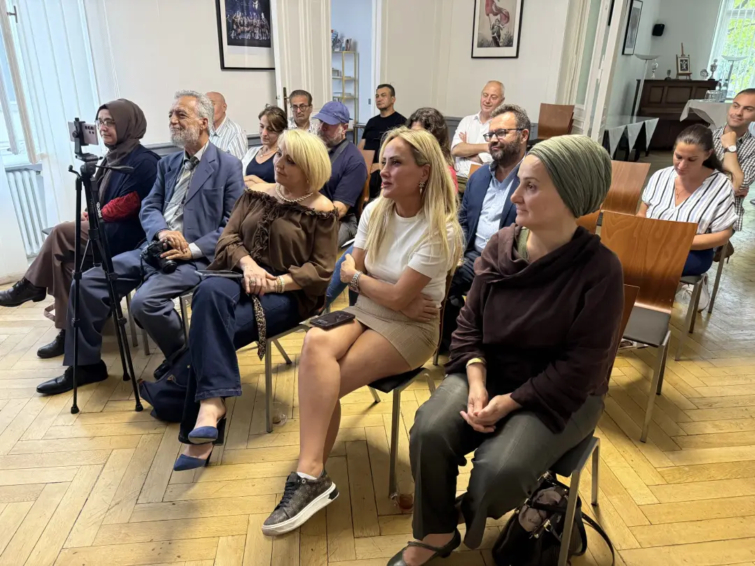 Güneş Tulga’dan Berlin’de Kitap Tanıtımı: “İş Hayatında 50 Önemli Görgü Kuralı”