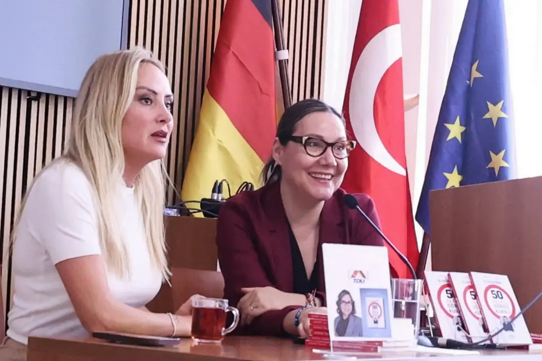Güneş Tulga’dan Berlin’de Kitap Tanıtımı: “İş Hayatında 50 Önemli Görgü Kuralı”