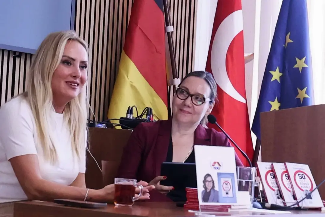 Güneş Tulga’dan Berlin’de Kitap Tanıtımı: “İş Hayatında 50 Önemli Görgü Kuralı”