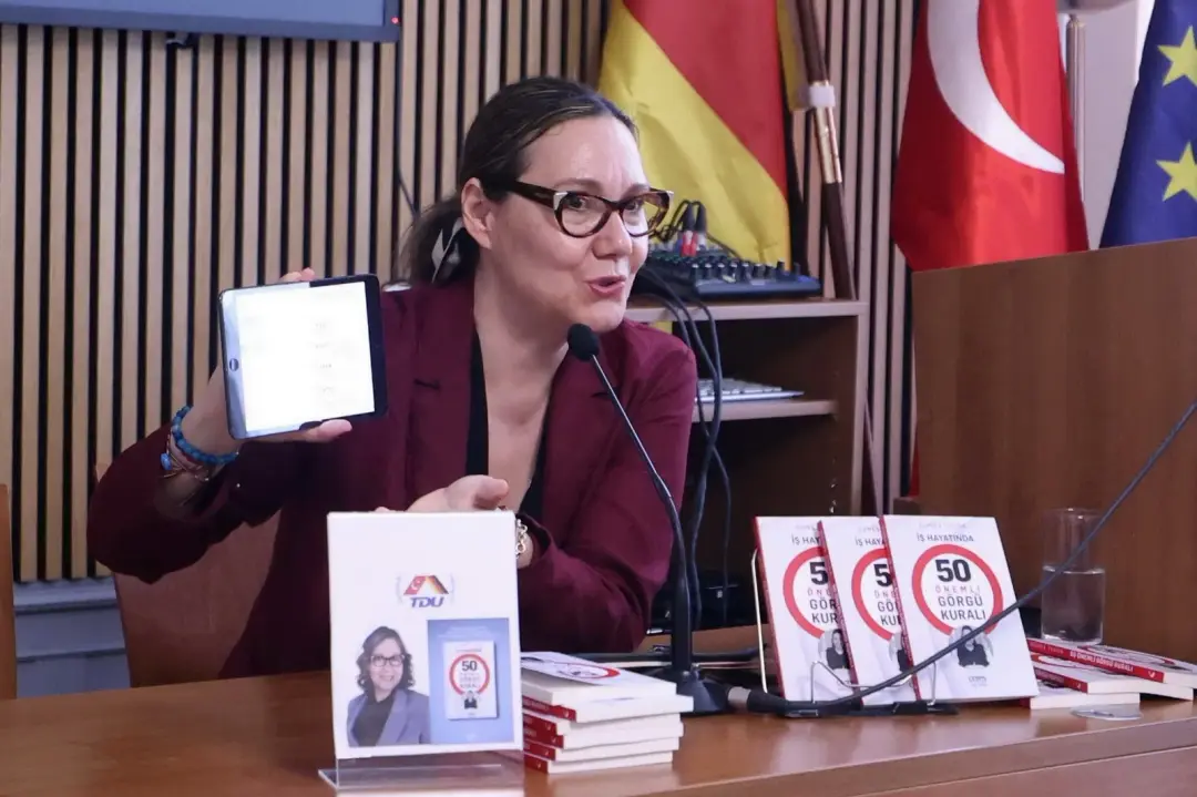 Güneş Tulga’dan Berlin’de Kitap Tanıtımı: “İş Hayatında 50 Önemli Görgü Kuralı”