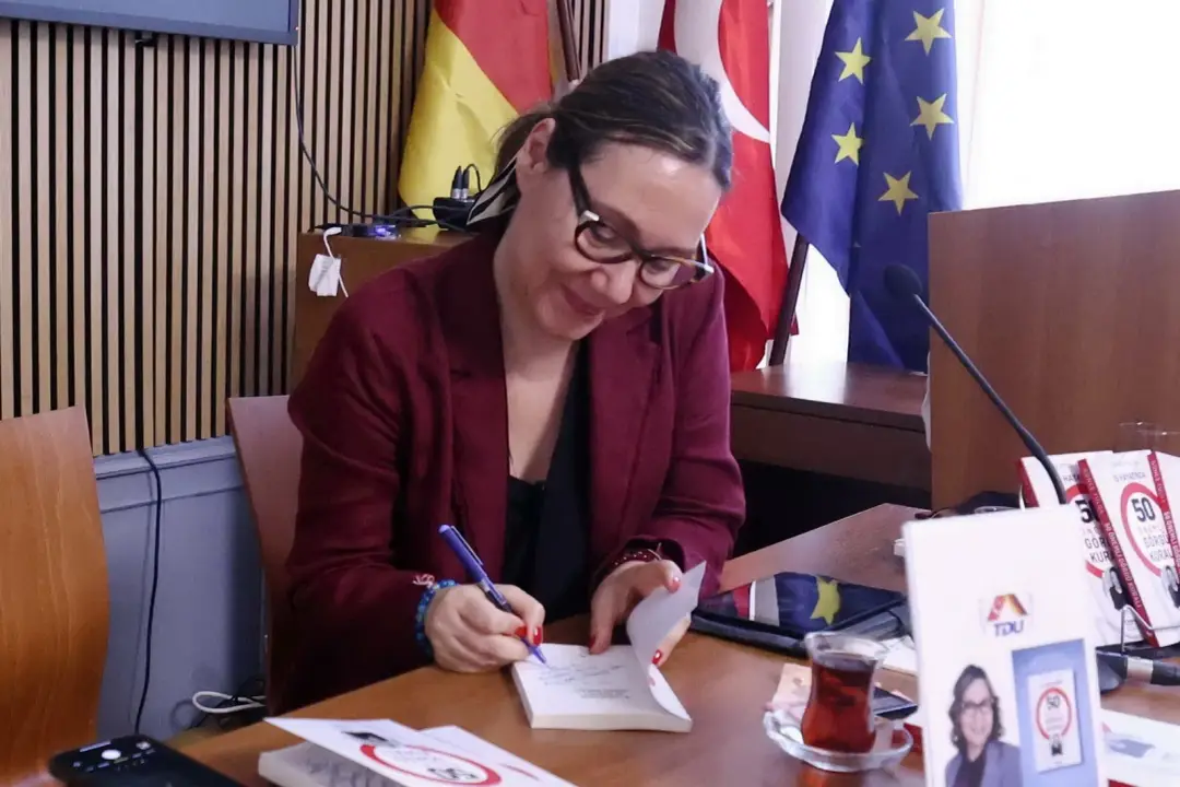 Güneş Tulga’dan Berlin’de Kitap Tanıtımı: “İş Hayatında 50 Önemli Görgü Kuralı”