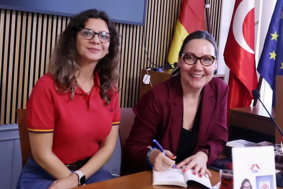 Güneş Tulga’dan Berlin’de Kitap Tanıtımı: “İş Hayatında 50 Önemli Görgü Kuralı”