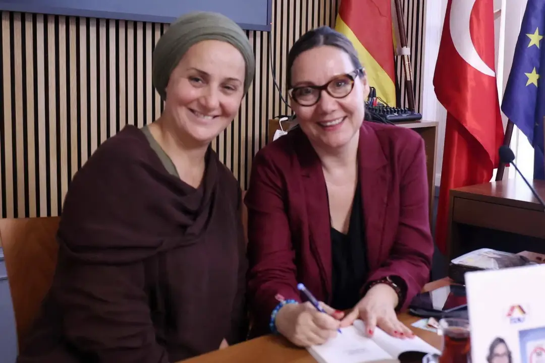 Güneş Tulga’dan Berlin’de Kitap Tanıtımı: “İş Hayatında 50 Önemli Görgü Kuralı”