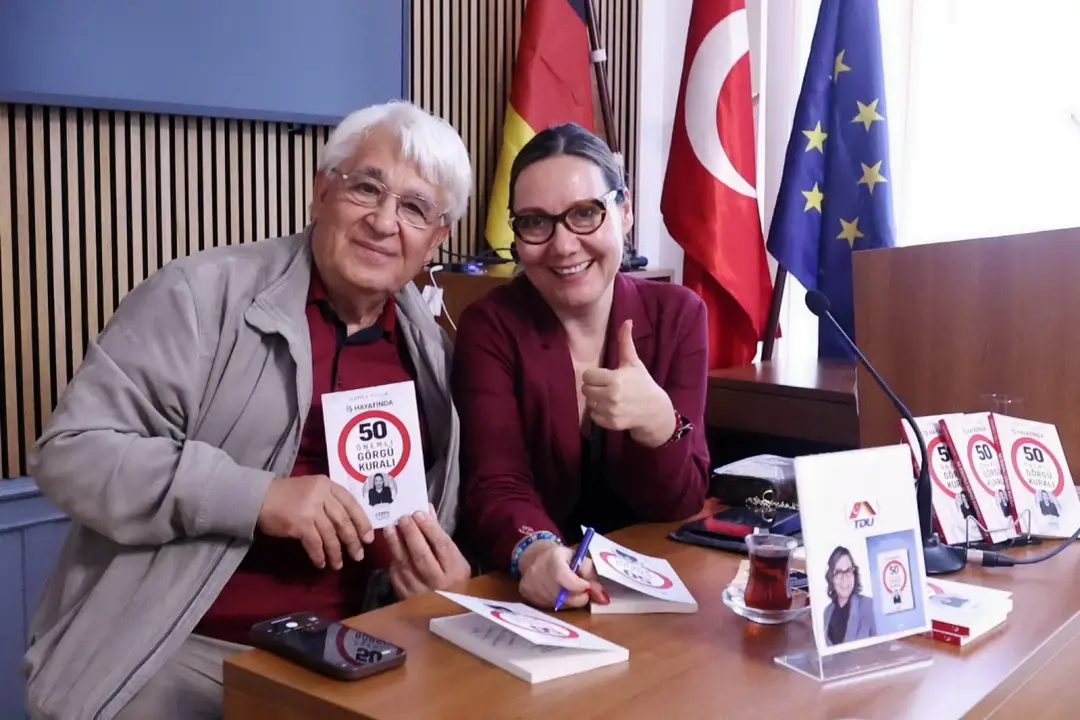 Güneş Tulga’dan Berlin’de Kitap Tanıtımı: “İş Hayatında 50 Önemli Görgü Kuralı”