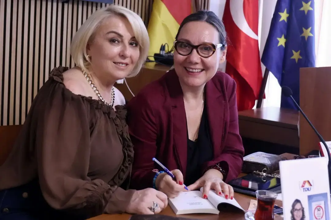 Güneş Tulga’dan Berlin’de Kitap Tanıtımı: “İş Hayatında 50 Önemli Görgü Kuralı”
