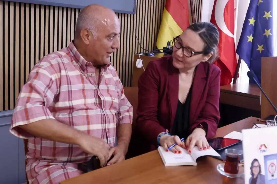 Güneş Tulga’dan Berlin’de Kitap Tanıtımı: “İş Hayatında 50 Önemli Görgü Kuralı”