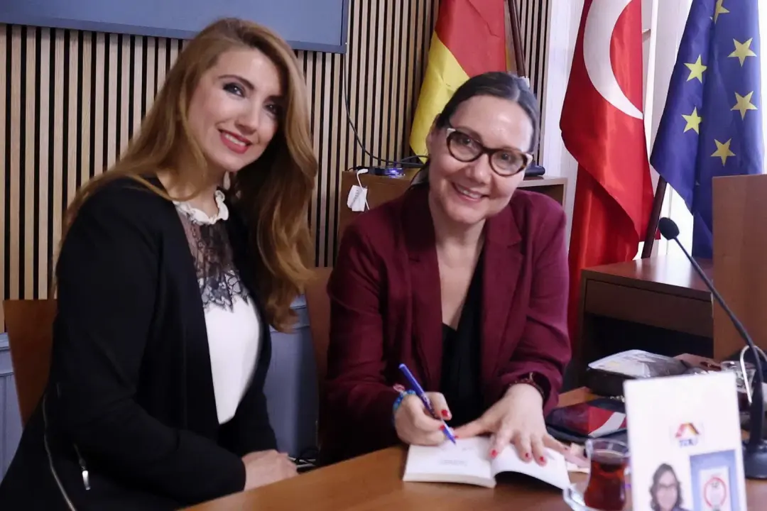 Güneş Tulga’dan Berlin’de Kitap Tanıtımı: “İş Hayatında 50 Önemli Görgü Kuralı”
