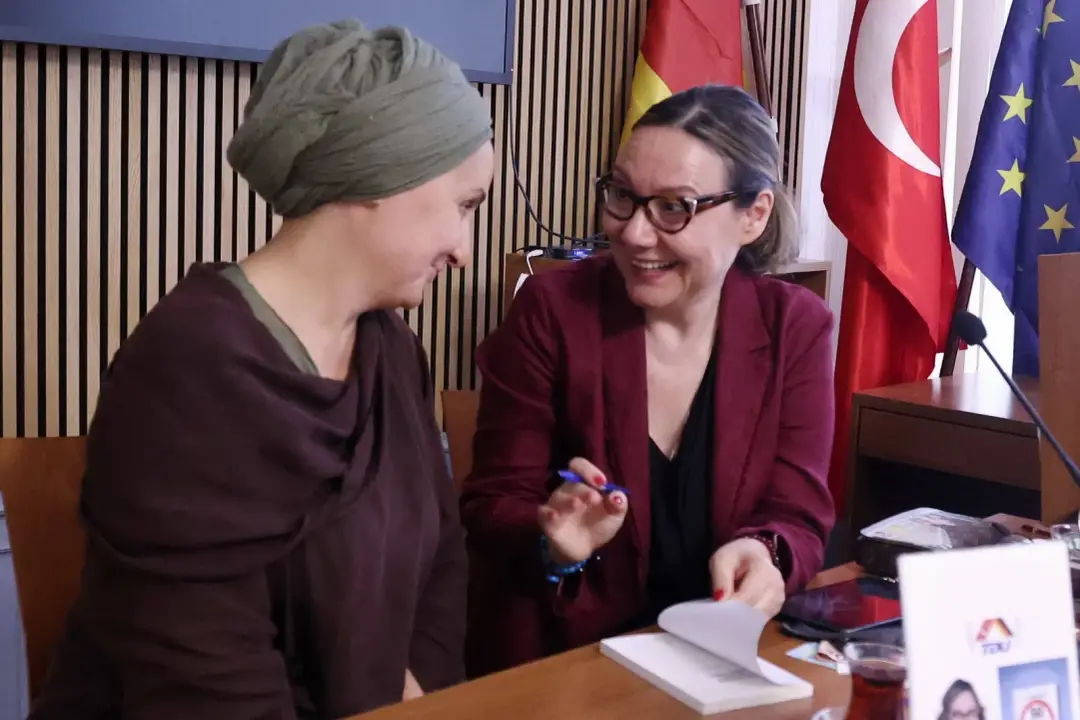 Güneş Tulga’dan Berlin’de Kitap Tanıtımı: “İş Hayatında 50 Önemli Görgü Kuralı”