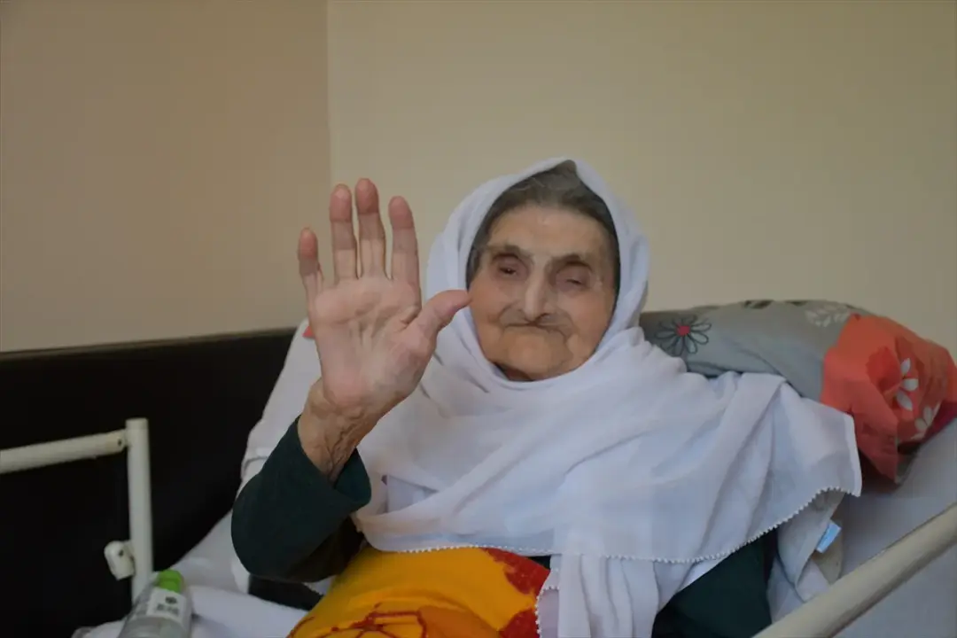 Torununun torununu gören 106 yaşındaki Hatice nineye doğum günü kutlaması