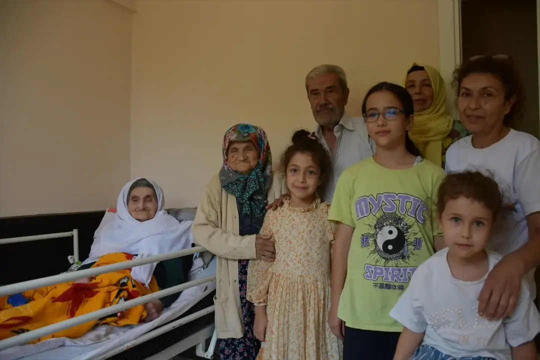 Torununun torununu gören 106 yaşındaki Hatice nineye doğum günü kutlaması