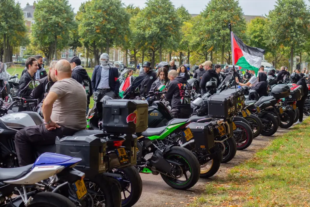 Hollanda'da motosiklet sürücülerinden Filistin'e destek gösterisi