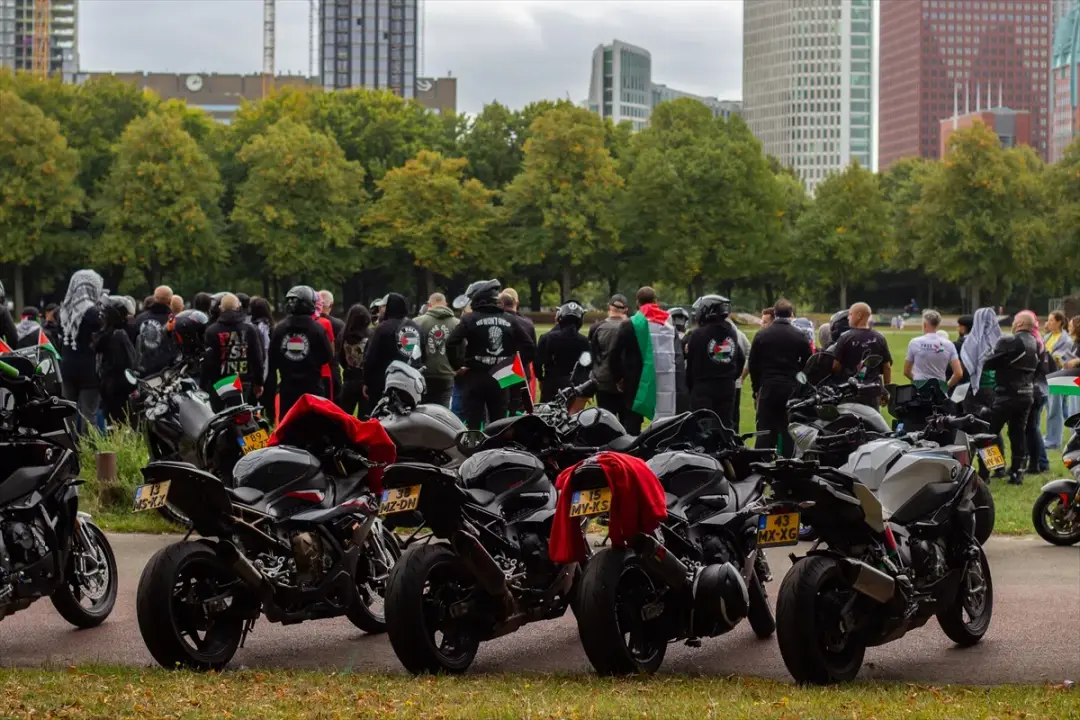 Hollanda'da motosiklet sürücülerinden Filistin'e destek gösterisi
