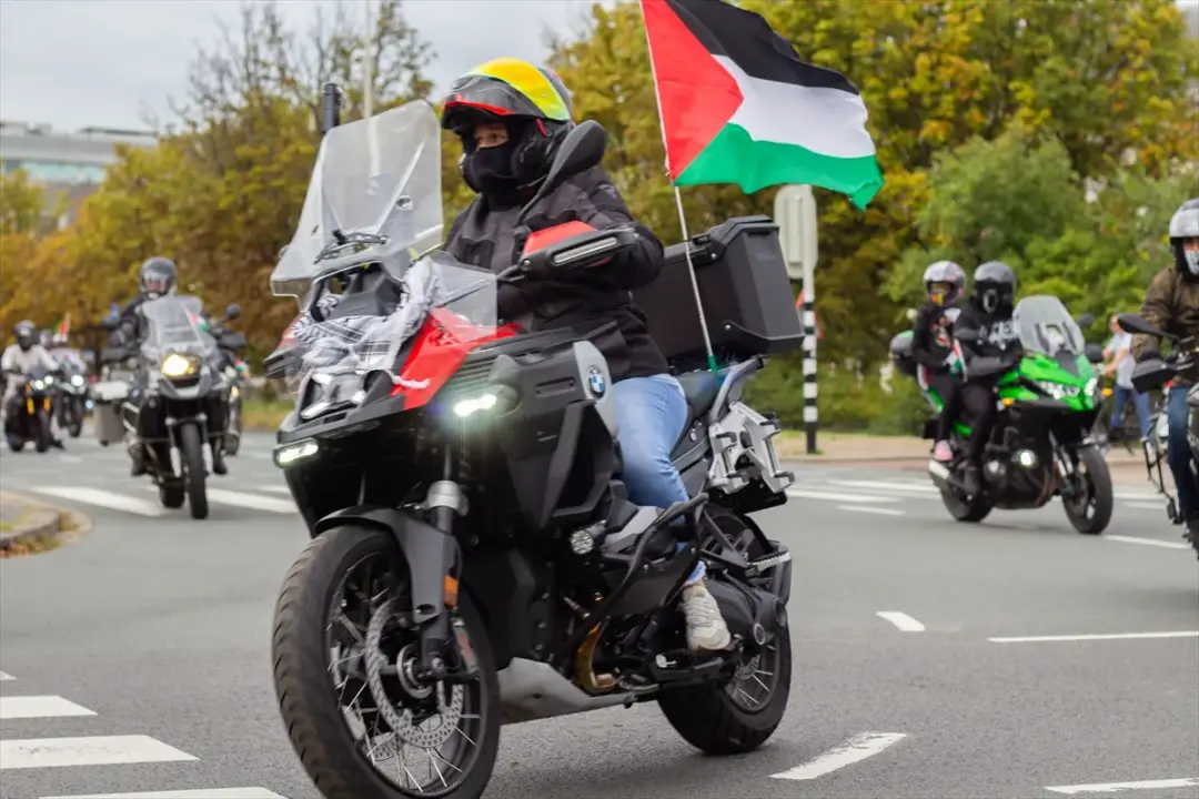 Hollanda'da motosiklet sürücülerinden Filistin'e destek gösterisi