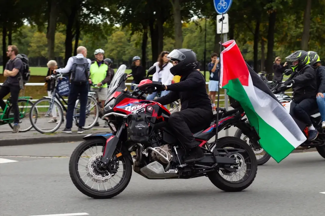 Hollanda'da motosiklet sürücülerinden Filistin'e destek gösterisi