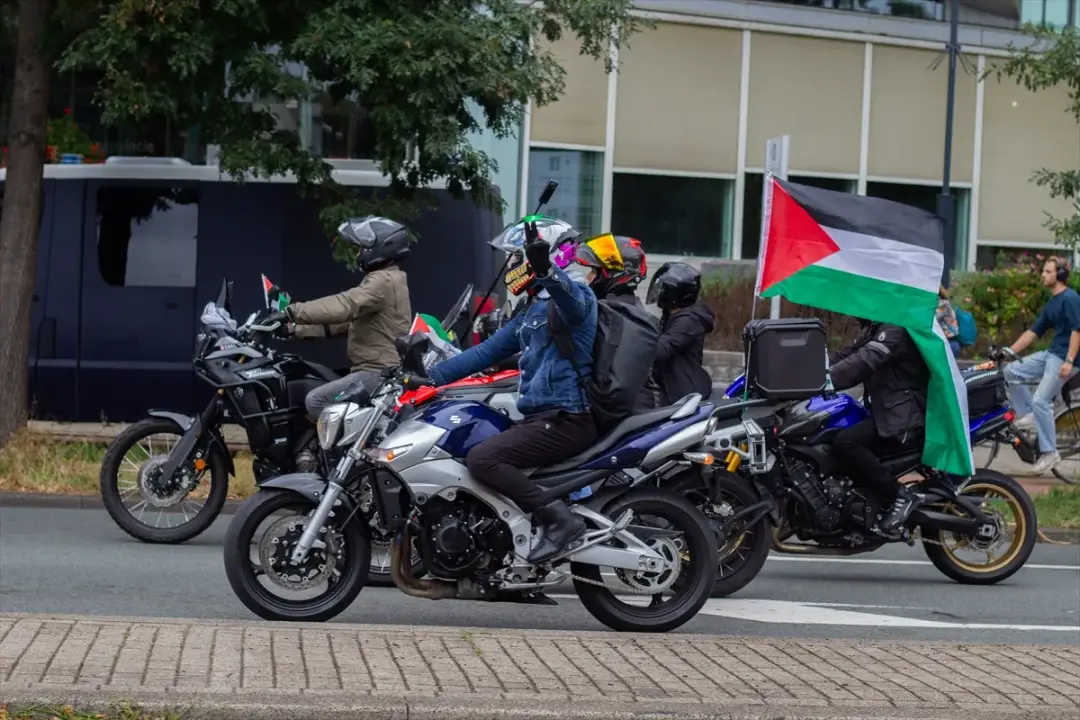Hollanda'da motosiklet sürücülerinden Filistin'e destek gösterisi
