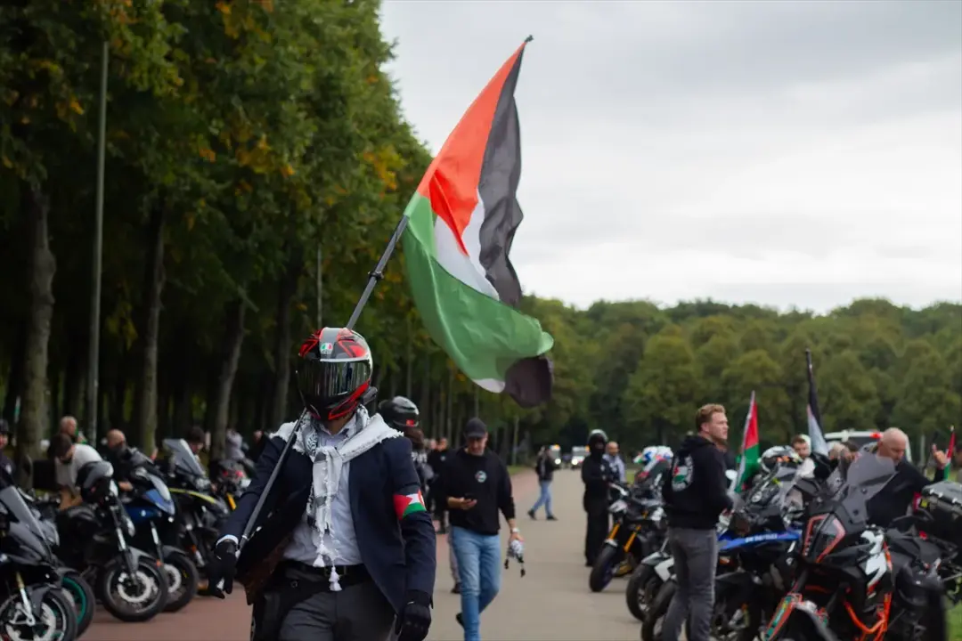 Hollanda'da motosiklet sürücülerinden Filistin'e destek gösterisi