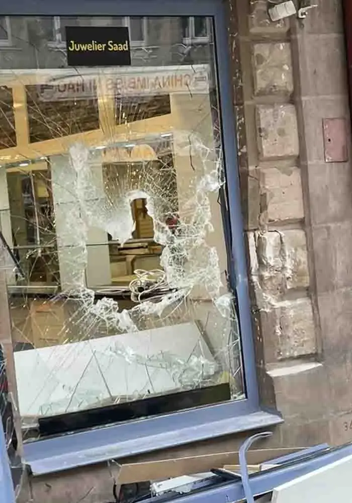 Fürth’te Çalınan Kepçeyle Seri Soygun: Kuyumcu, Kuaför ve Dönerci Saldırıya Uğradı