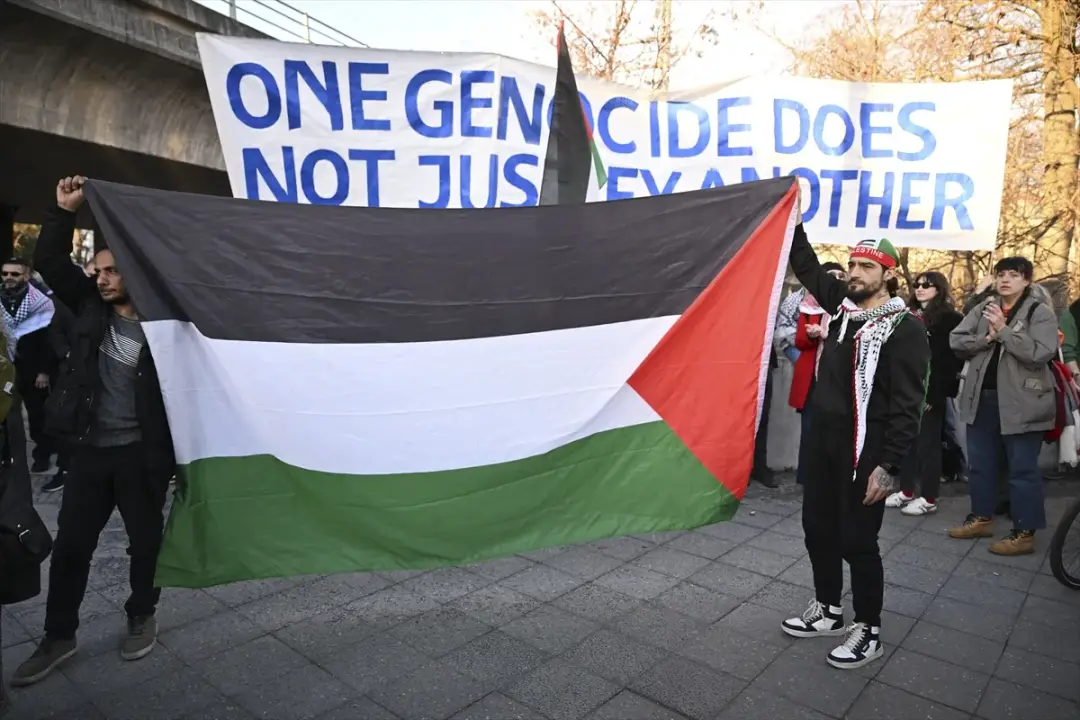 Netanyahu'nun uçağının Berlin'de koruma altına alınması protesto edildi
