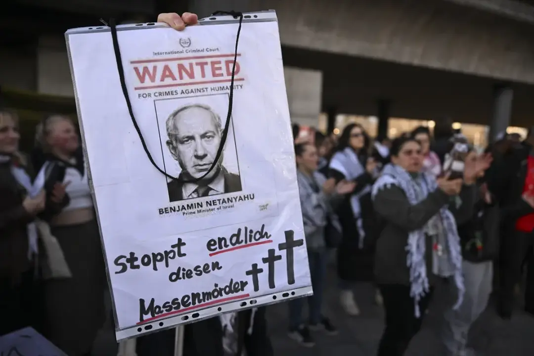 Netanyahu'nun uçağının Berlin'de koruma altına alınması protesto edildi