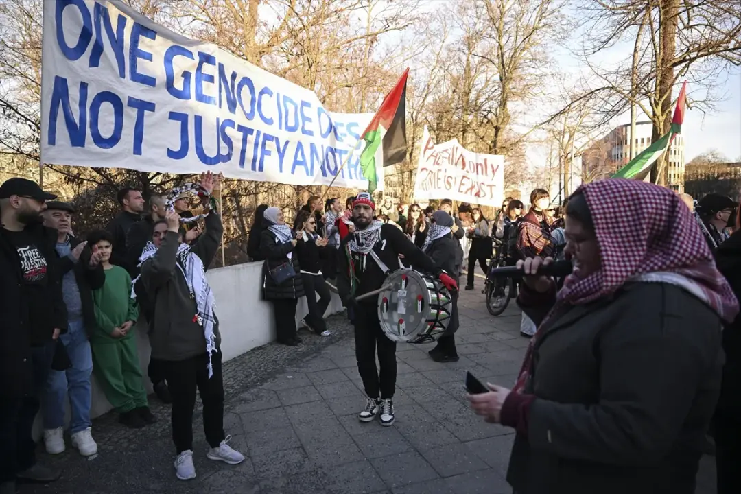 Netanyahu'nun uçağının Berlin'de koruma altına alınması protesto edildi