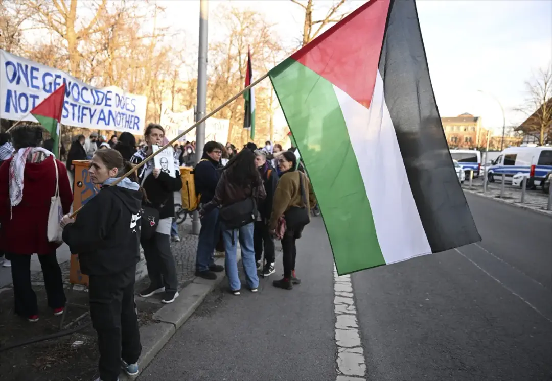 Netanyahu'nun uçağının Berlin'de koruma altına alınması protesto edildi
