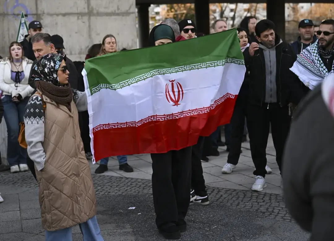 Netanyahu'nun uçağının Berlin'de koruma altına alınması protesto edildi