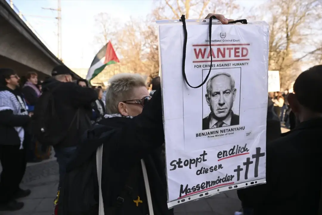 Netanyahu'nun uçağının Berlin'de koruma altına alınması protesto edildi