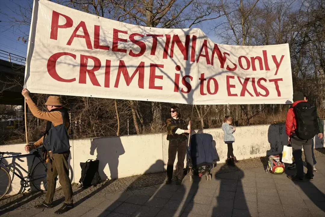 Netanyahu'nun uçağının Berlin'de koruma altına alınması protesto edildi