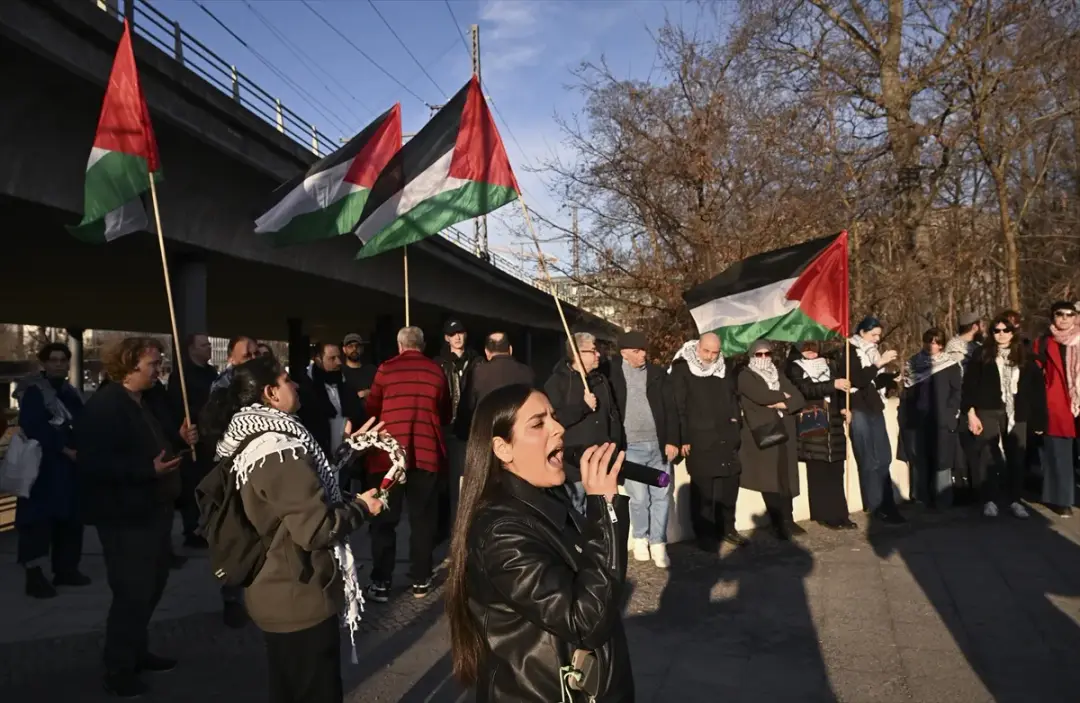 Netanyahu'nun uçağının Berlin'de koruma altına alınması protesto edildi