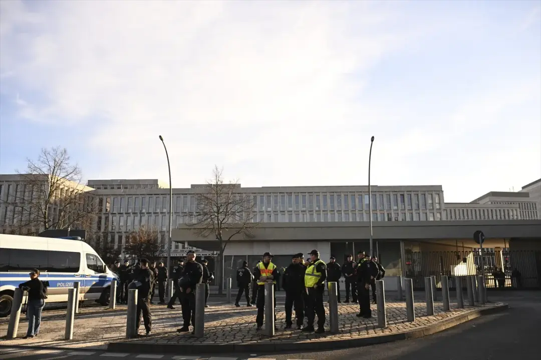 Netanyahu'nun uçağının Berlin'de koruma altına alınması protesto edildi