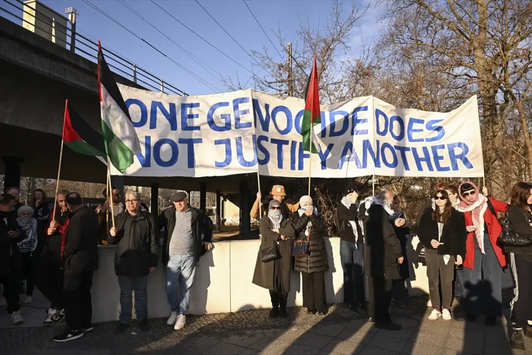 Netanyahu'nun uçağının Berlin'de koruma altına alınması protesto edildi