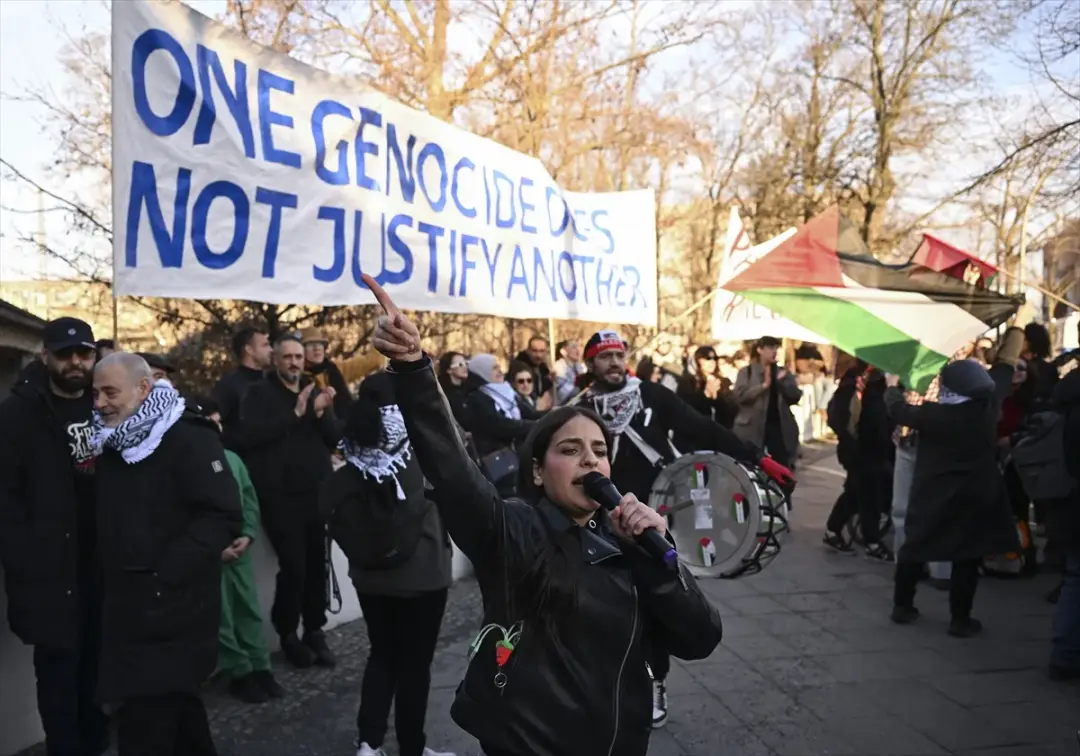 Netanyahu'nun uçağının Berlin'de koruma altına alınması protesto edildi