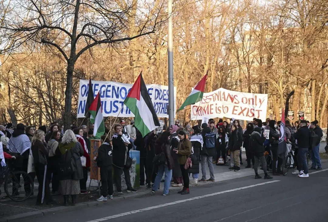 Netanyahu'nun uçağının Berlin'de koruma altına alınması protesto edildi