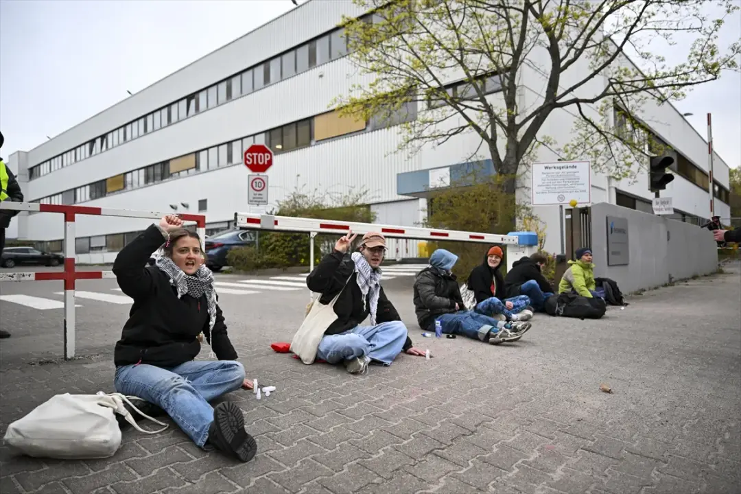 İsrail’e silah sağladığı gerekçesiyle Rheinmetall şirketi protesto edildi
