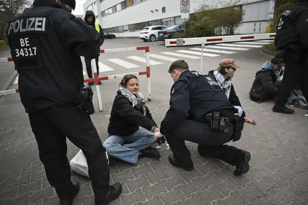 İsrail’e silah sağladığı gerekçesiyle Rheinmetall şirketi protesto edildi