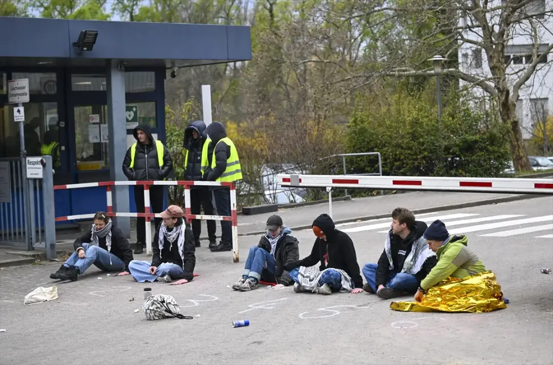 İsrail’e silah sağladığı gerekçesiyle Rheinmetall şirketi protesto edildi
