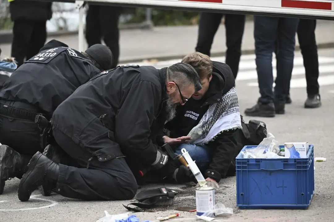 İsrail’e silah sağladığı gerekçesiyle Rheinmetall şirketi protesto edildi