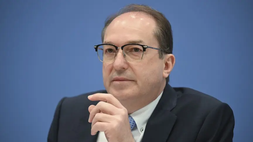 Dobrindt, Alman istihbarat servislerinin yeniden yapılandırılacağını duyurdu