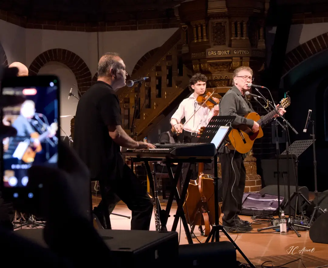 Paul Dwyer Berlin’de Kültürlerarası Müzik Rüzgârı Estirdi