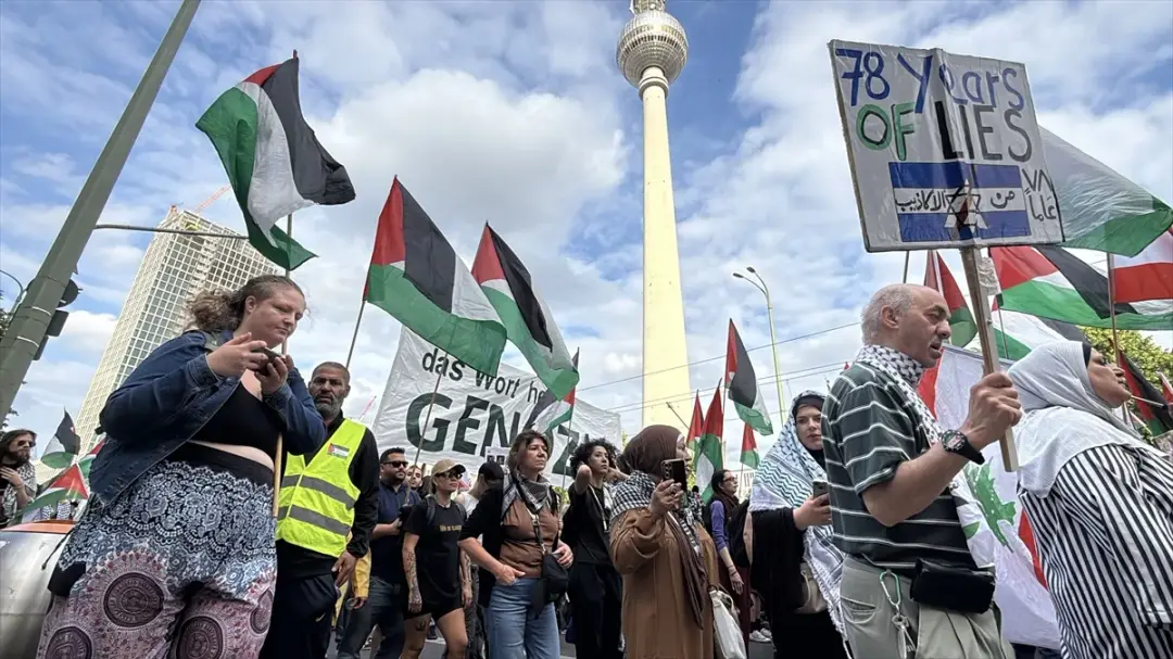 Berlin'de İsrail'in Filistin ve Lübnan'a saldırıları protesto edildi