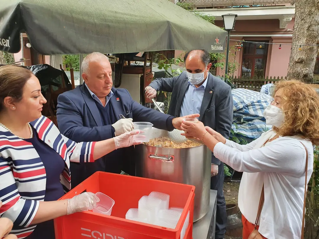 CHP Berlin Birliği Aşure dağıttı