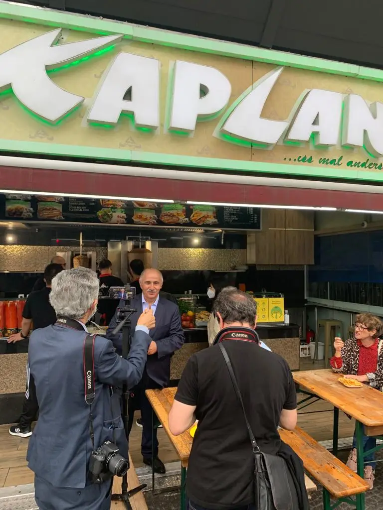 Remzi Kaplan, Kovid-19 aşısı olanlara bedava döner dağıttı