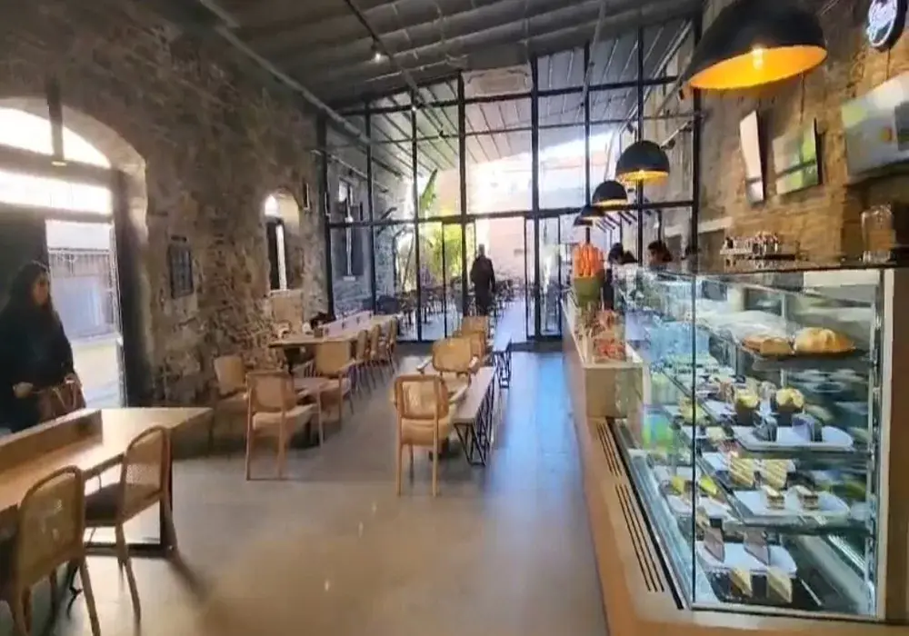 Ayvalık`ta Gloria Jeans Cafe açıldı